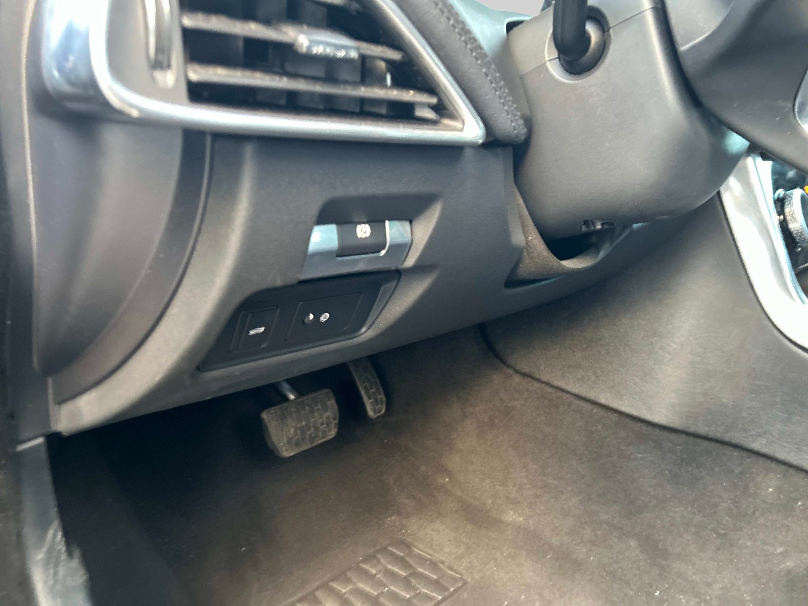 Used 2020 Jaguar XE S RWD image 17