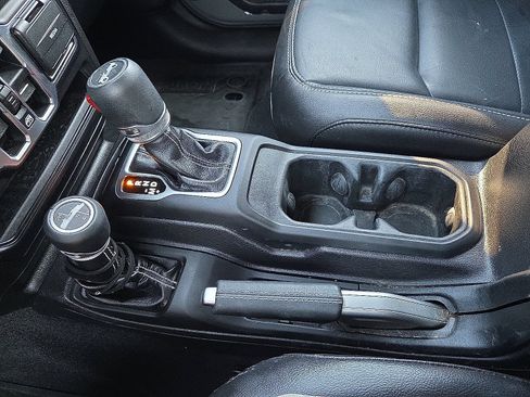Used 2019 Jeep Wrangler Unlimited Sahara AWD/4WD image 26