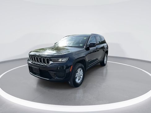 Used 2024 Jeep Grand Cherokee Laredo w/ Luxury Tech Group I AWD/4WD image 6