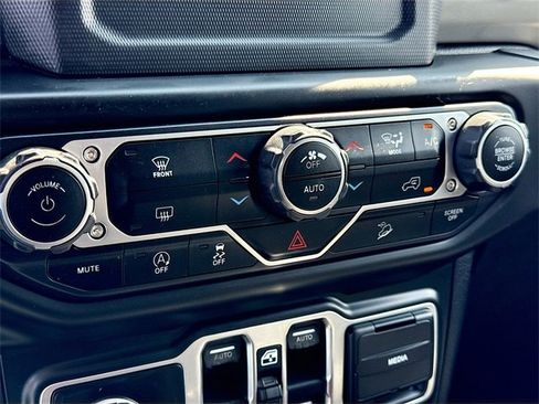 Used 2018 Jeep Wrangler Unlimited Sahara image 17