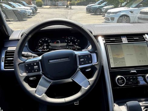 New 2025 Land Rover Discovery Dynamic SE image 15