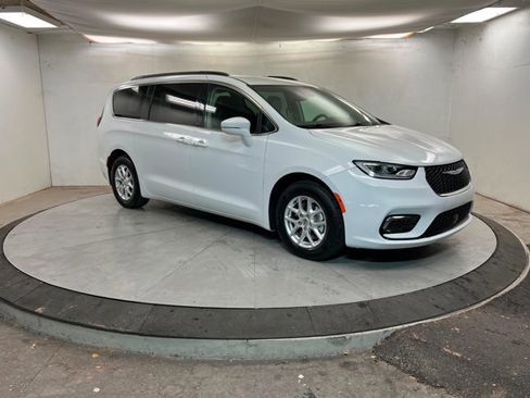 Used 2022 Chrysler Pacifica Touring-L image 7