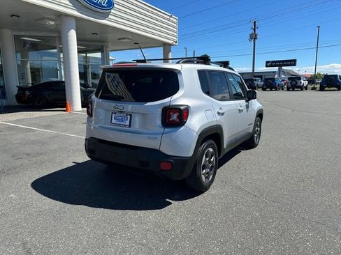 Used 2016 Jeep Renegade Latitude w/ Cold Weather Group FWD image 2