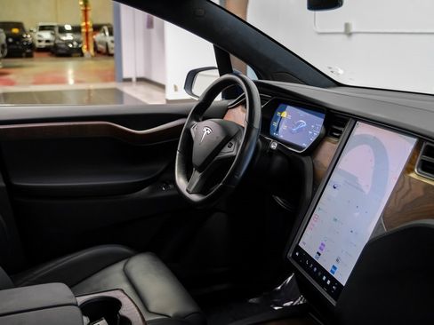 Used 2018 Tesla Model X 75D image 16