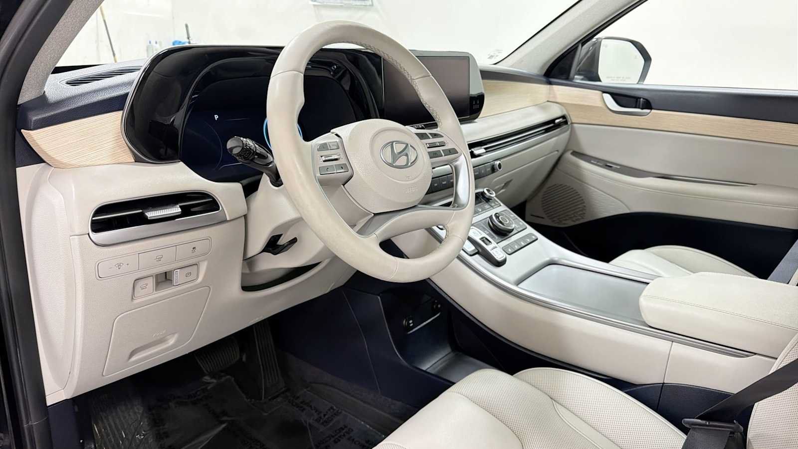 Used 2023 Hyundai Palisade Limited w/ Winter Package AWD/4WD image 12