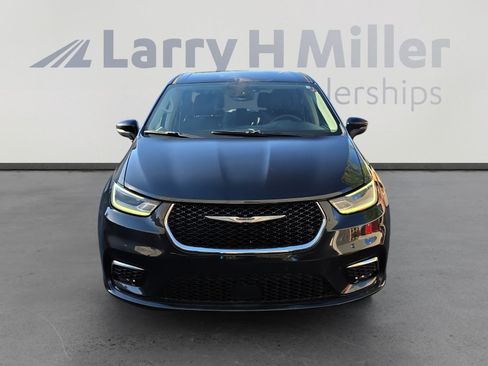 Used 2023 Chrysler Pacifica Touring-L FWD image 8