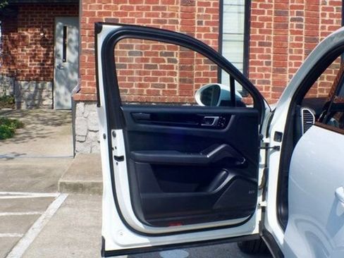 Used 2021 Porsche Cayenne S image 16