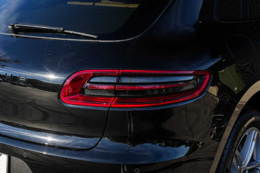 Certified 2018 Porsche Macan AWD/4WD image 15