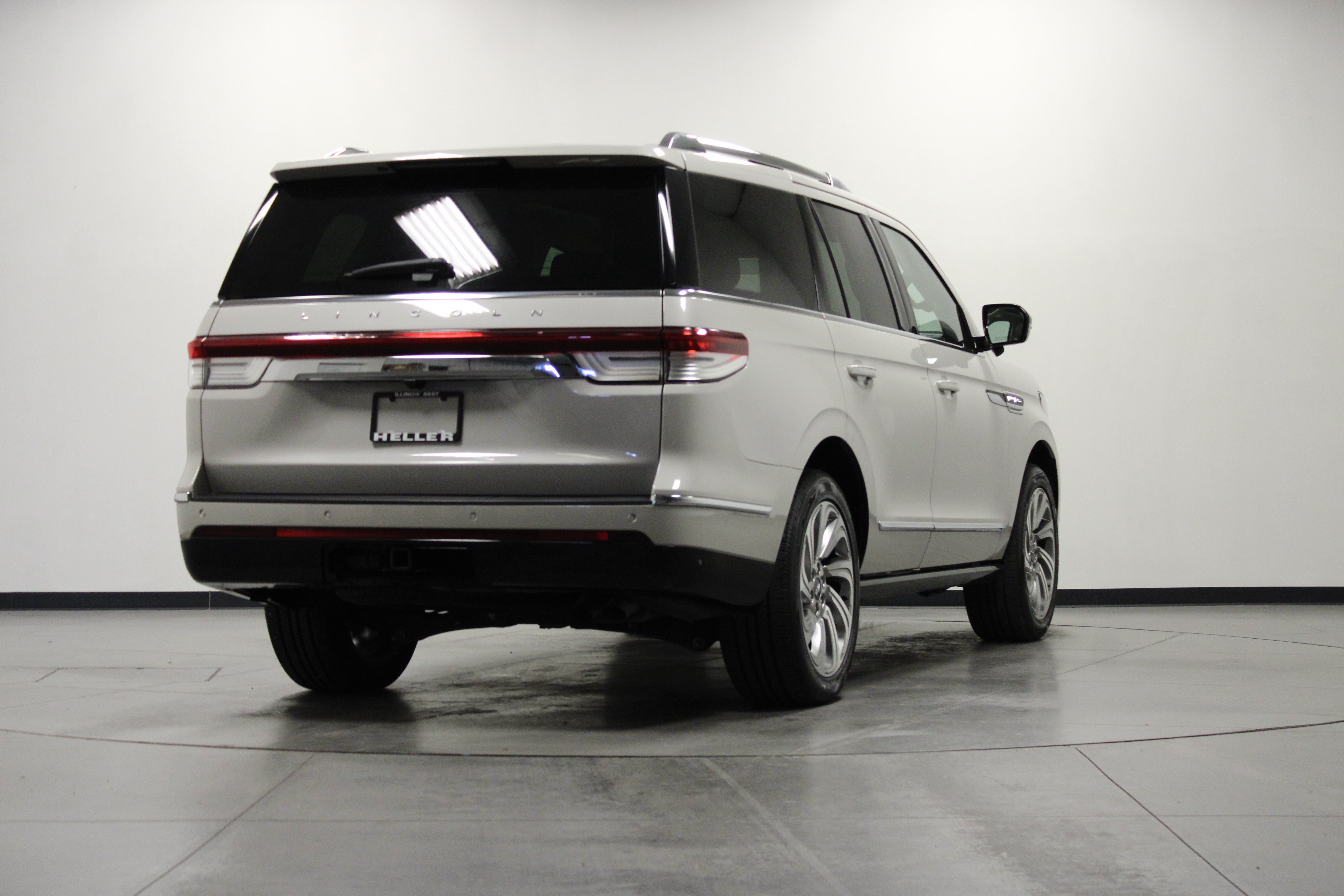 Used 2024 Lincoln Navigator Reserve AWD/4WD image 4