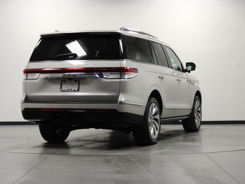 Used 2024 Lincoln Navigator Reserve AWD/4WD image 4