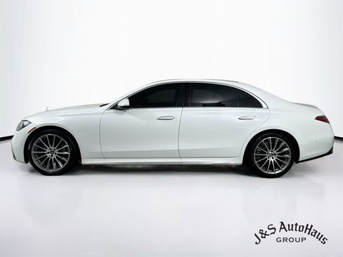 Used 2025 Mercedes-Benz S 580 4MATIC Sedan w/ AMG Line Package image 4