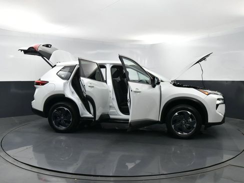 Used 2024 Nissan Rogue SV AWD/4WD image 39