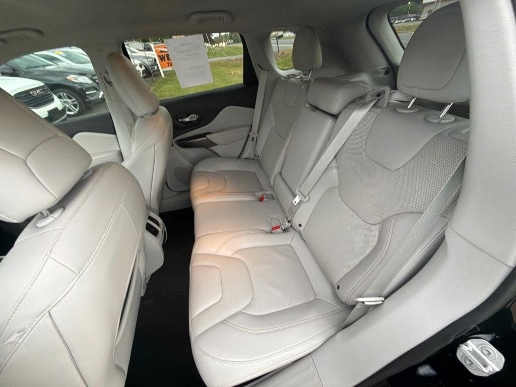 Used 2019 Jeep Cherokee Limited FWD image 24