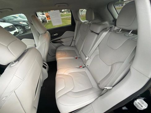 Used 2019 Jeep Cherokee Limited FWD image 24