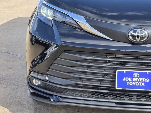 Used 2026 Toyota Sienna XLE FWD image 5