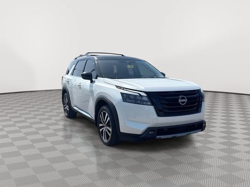 Certified 2025 Nissan Pathfinder Platinum w/ Black Appearance Package AWD/4WD image 2