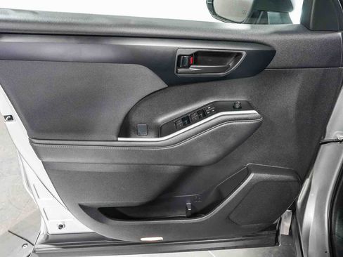 Used 2025 Toyota Highlander LE FWD image 21