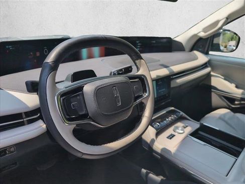 Used 2025 Lincoln Navigator L Reserve AWD/4WD image 9