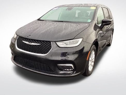 Used 2023 Chrysler Pacifica Touring-L image 6