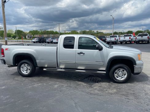 Used 2010 GMC Sierra 2500 SLE w/ SLE Preferred Package AWD/4WD image 4