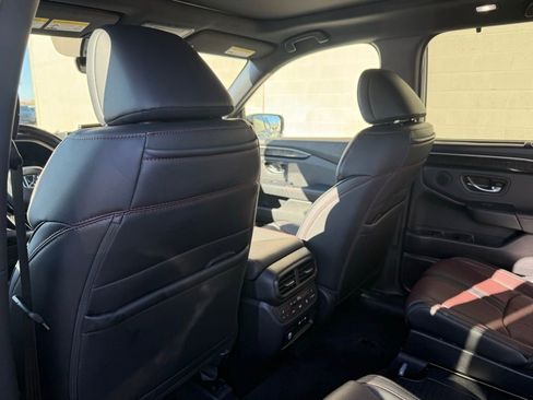 Used 2025 Honda Pilot Black Edition image 25