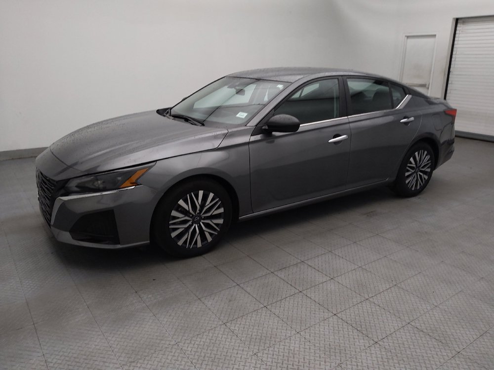 Used 2025 Nissan Altima 2.5 SV FWD image 2