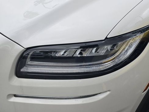 Used 2022 Lincoln Nautilus FWD w/ Premium Package image 5