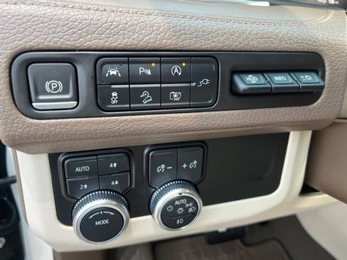 Used 2022 GMC Yukon Denali AWD/4WD image 13