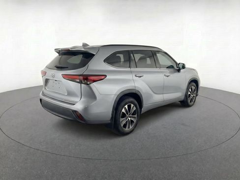 Certified 2025 Toyota Highlander XLE AWD/4WD image 4