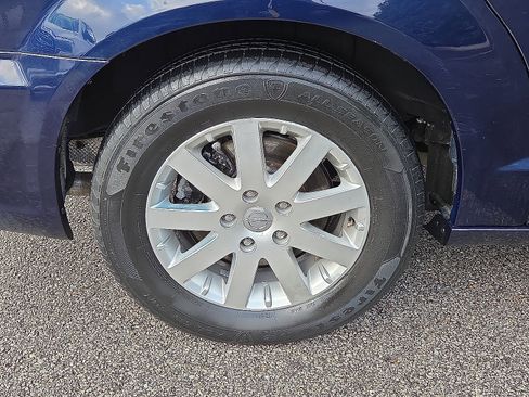 Used 2015 Chrysler Town & Country Touring image 7