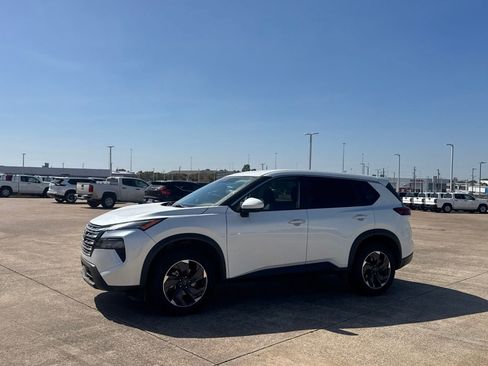 Certified 2024 Nissan Rogue SV FWD image 11
