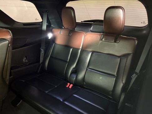 Used 2022 Ford Explorer Platinum w/ Premium Technology Package image 42