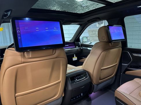 New 2026 Cadillac Escalade ESV Luxury w/ Touring Package image 19