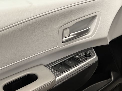 Used 2025 Toyota Sienna XLE image 13