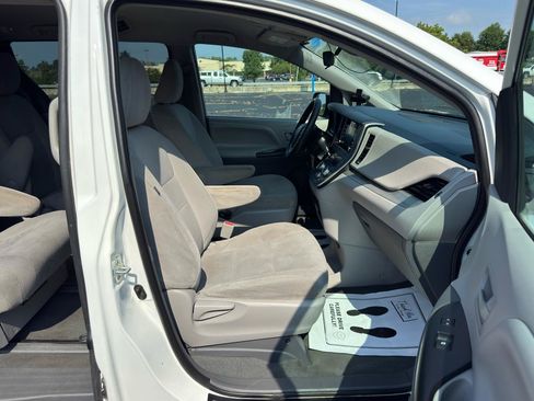 Used 2020 Toyota Sienna L FWD image 14