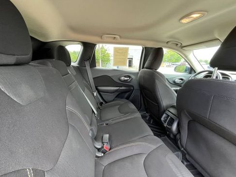 Used 2016 Jeep Cherokee Latitude FWD image 29