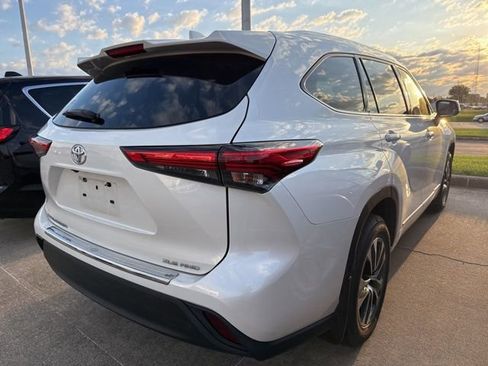 Used 2020 Toyota Highlander XLE image 9