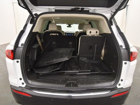 Used 2024 Buick Enclave Essence image 7