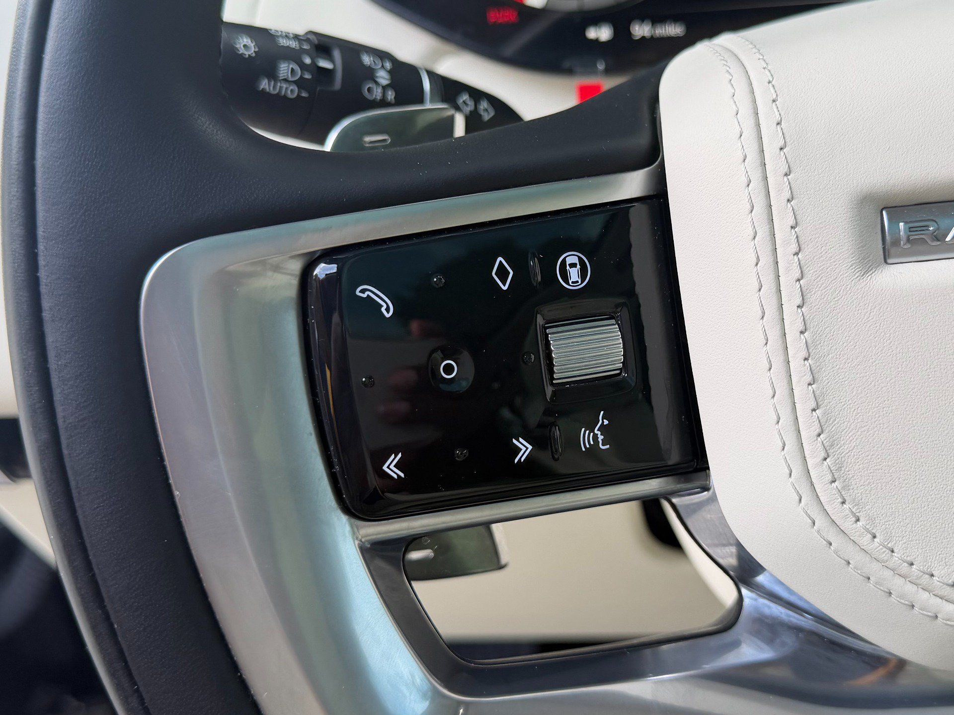 Used 2025 Land Rover Range Rover SE AWD/4WD image 46