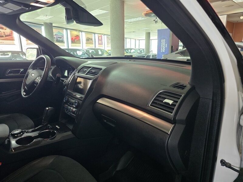 Used 2018 Ford Explorer XLT w/ Equipment Group 202A AWD/4WD image 18
