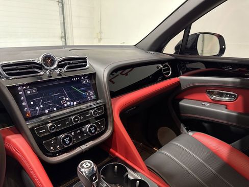 Used 2023 Bentley Bentayga image 19
