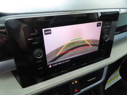 New 2025 Volkswagen Taos SE image 19