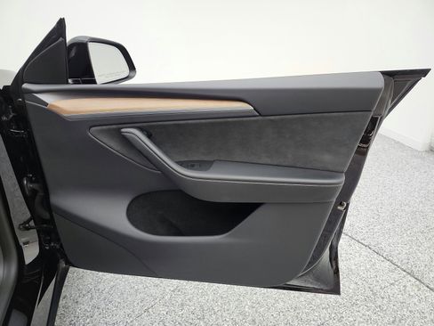 Used 2024 Tesla Model Y Long Range AWD/4WD image 17