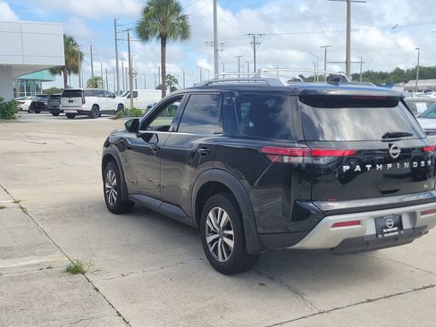 Used 2024 Nissan Pathfinder SL w/ Cargo Package FWD image 3