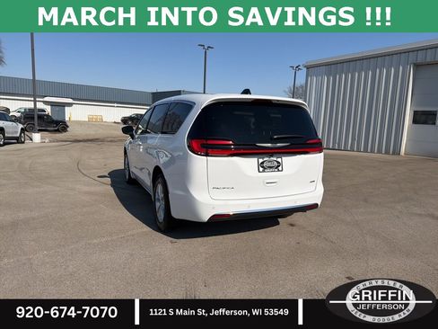 New 2026 Chrysler Pacifica Select image 13