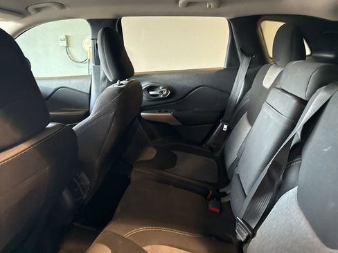 Used 2018 Jeep Cherokee Latitude image 12