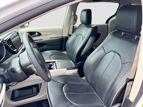 Used 2024 Chrysler Pacifica Limited FWD image 5
