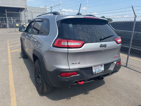 Used 2016 Jeep Cherokee Trailhawk w/ Comfort/Convenience Group AWD/4WD image 3