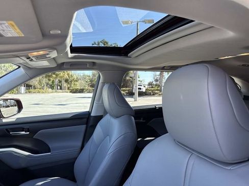 Used 2025 Toyota Highlander XLE image 24