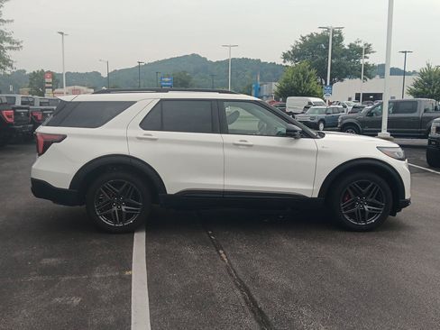 Used 2025 Ford Explorer ST-Line w/ ST-Line Street Pack AWD/4WD image 3